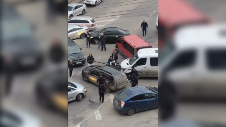 В Одесі авто заблокували бус ТЦК: у мережі з’явилося відео
