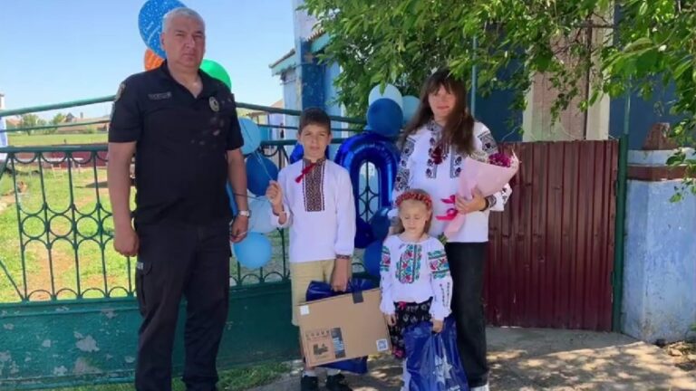 Поліцейські Одещини подарували ноутбук сину зниклого безвісти бійця