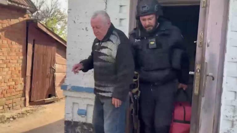 Співробітники Нацполіції евакуювали п’ятьох мешканців із прифронтових Юрківки та Таврійського
