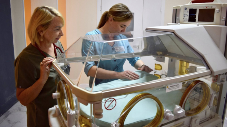 У Миколаєві дитяча лікарня отримала обладнання для догляду та реанімації немовлят