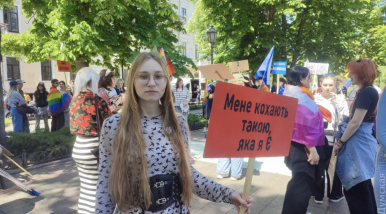 В Одесі ЛГБТК+-прайд проходить одночасно з протестами прихильників традиційних цінностей