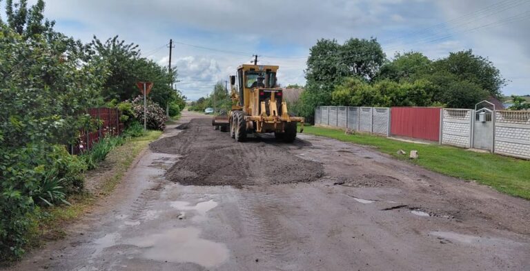 У Матвіївській громаді розпочали аварійний ремонт доріг після масових скарг мешканців