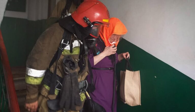 У Миколаївській області загорілася п’ятиповерхівка: рятувальники допомогли вийти двом жінкам