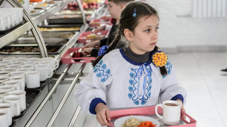Гаряче харчування для 90 тис учнів: в Одесі обговорюють нове шкільне меню та готують кейтеринг
