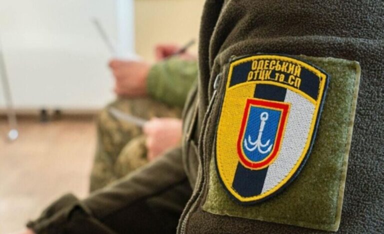В Одесі чоловік розбив пляшку об голову працівника ТЦК