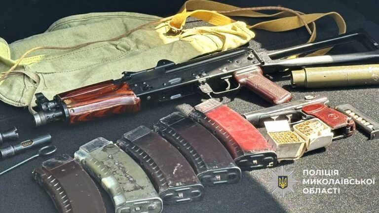 У Миколаєві затримали чоловіка за продаж зброї та боєприпасів