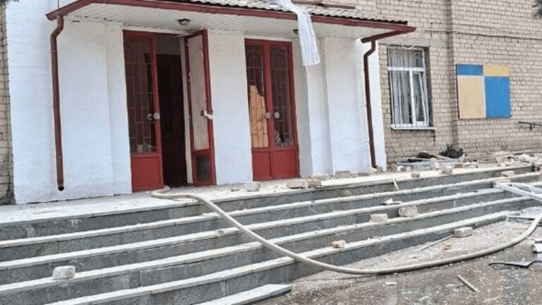 У Вільнянську на Запоріжжі ліквідовують наслідки дронової атаки по будинку культури