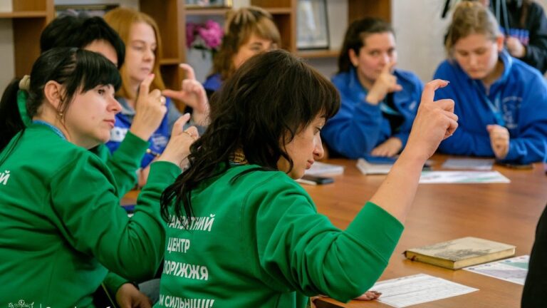 У Запоріжжі працівників Транзитного центру навчили основам української жестової мови
