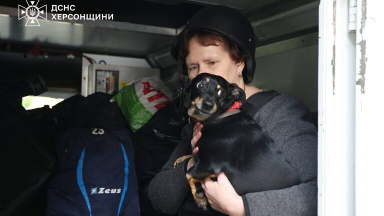 З Херсона евакуювали жінку з дітьми та домашніми тваринами