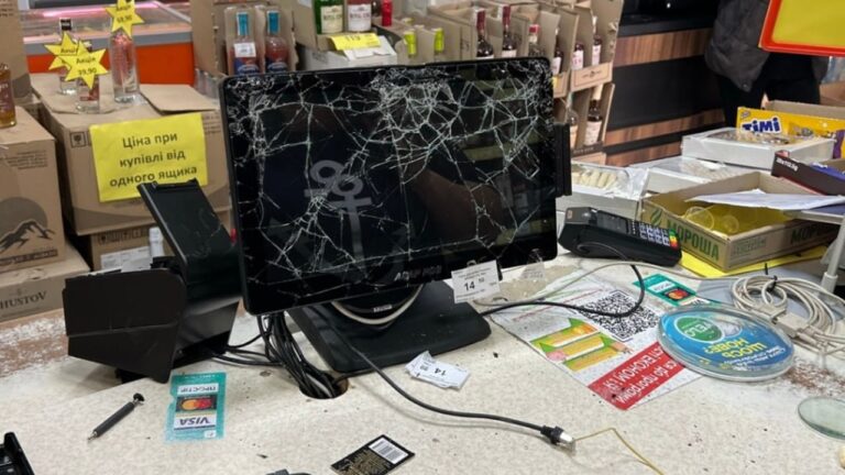 У Запоріжжі пенсіонер з молотком розтрощив два магазини