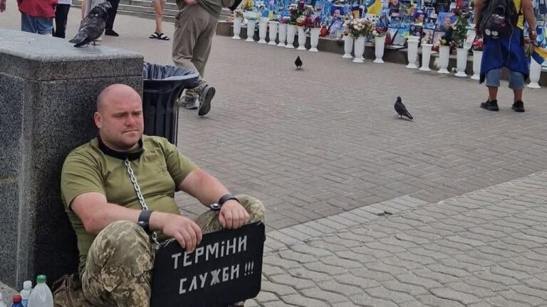 Військовий провів поодинокий пікет на Майдані: порушено питання щодо строків служби