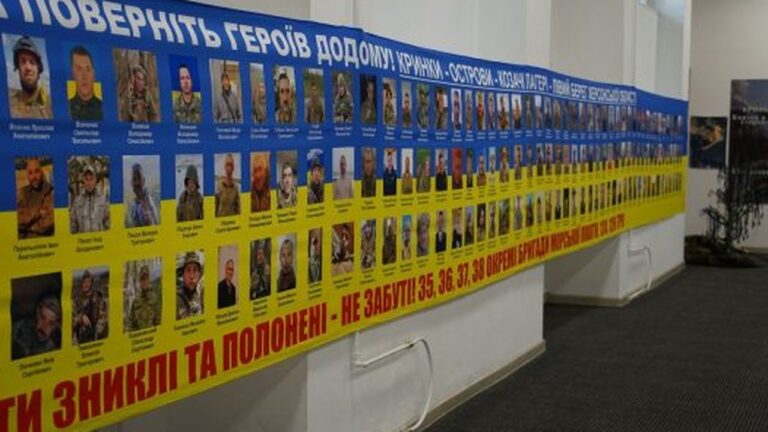 У Миколаєві відкрили виставку про безвісти зниклих захисників із Кринок