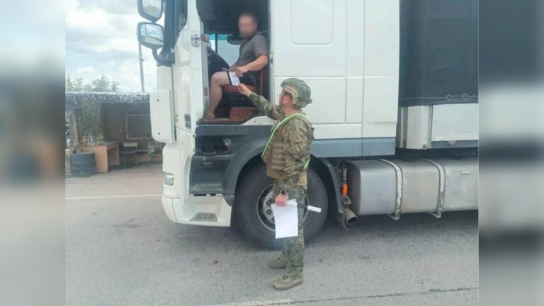 На ТОТ Херсонщини водіям видають пам’ятки на випадок атак БпЛА – Жовта Стрічка