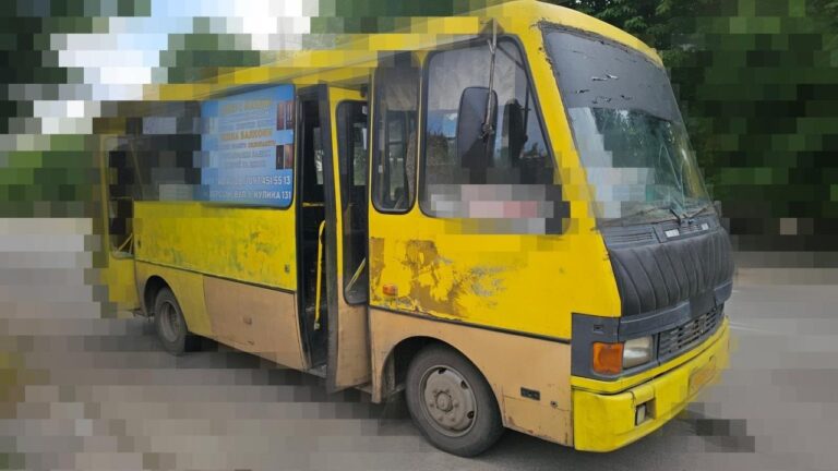 У Херсоні атаковано маршрутку: є загиблий і постраждалі