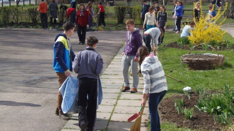 У Первомайську вчителі поскаржилися омбудсману через примус до прибирання вулиць