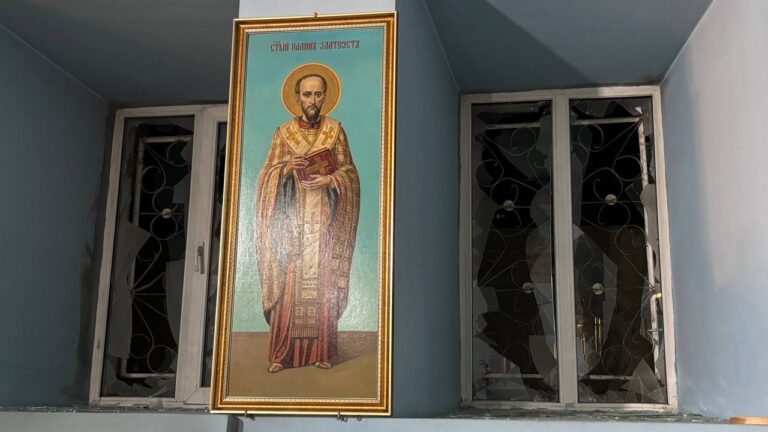 Російські дрони знову вдарили по Свято-Духівському собору в Херсоні