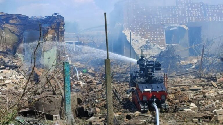 На Херсонщині внаслідок обстрілу РФ горіли приватні будинки