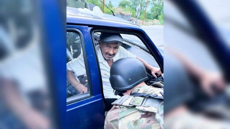 Підірвався на “пелюстці”: у Запоріжжі поліцейські врятували пораненого чоловіка