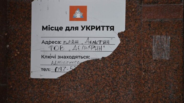 Занедбане укриття на пляжі “Дельфін” в Одесі залишається без змін