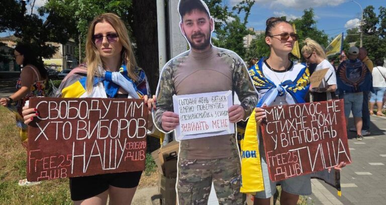 У Миколаєві понад 150 людей долучилися до акції на підтримку полонених і зниклих безвісти