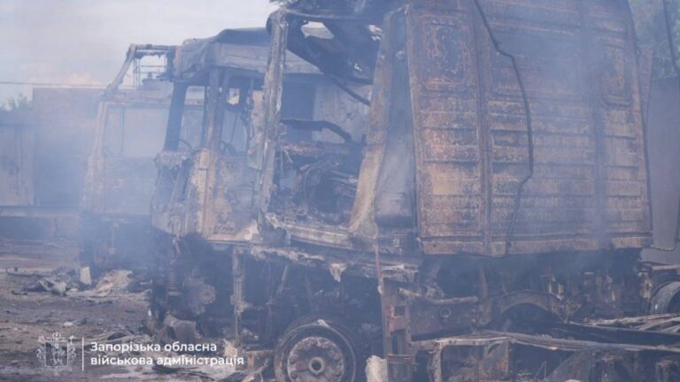 У Запоріжжі через удар безпілотника палала стоянка вантажівок
