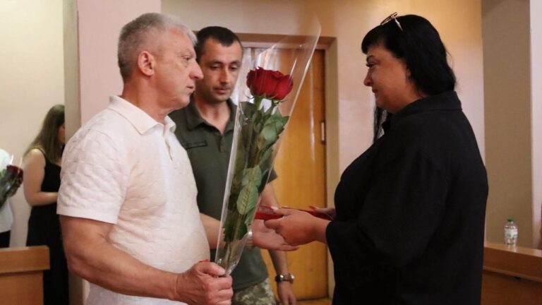 Родинам полеглих воїнів у Первомайську передали державні нагороди