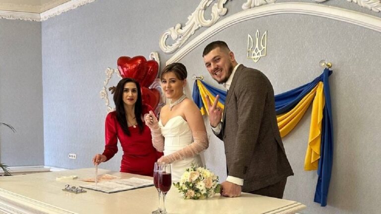 Дзеркальна дата зібрала у Запоріжжі понад пів сотні молодят