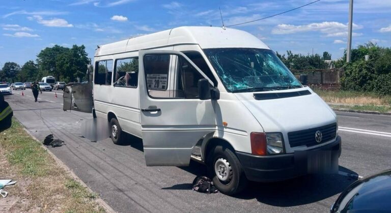 У Запоріжжі дрон РФ влучив у маршрутку: двоє людей загинули