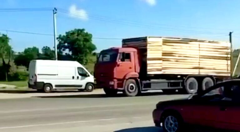 Через удари по логістиці РФ перейшла на польові дороги на лівому березі Херсонської області