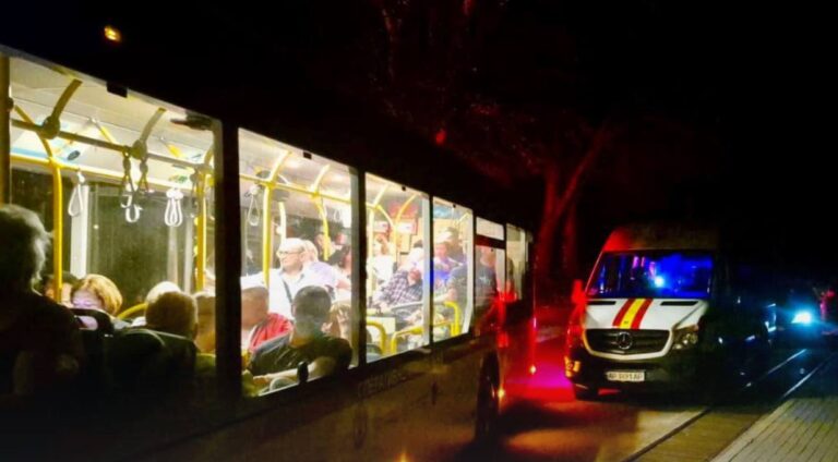 У Запоріжжі після нічної атаки РФ терміново евакуювали близько 100 мешканців