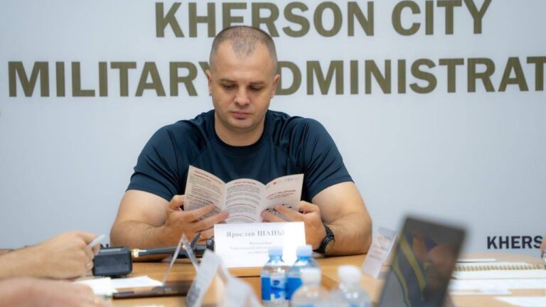У Херсоні громадський транспорт та комунальну техніку почали захищати від осколків плівкою