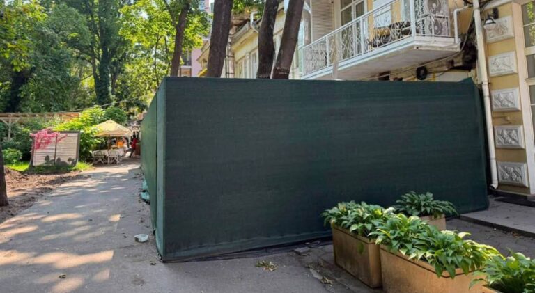 В одеському сквері “Пале-Рояль” виявили незаконне будівництво з захопленням міської землі