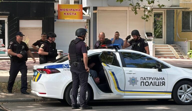 В Одесі чоловік забарикадувався у перукарні з двома заручниками: поліція затримала його