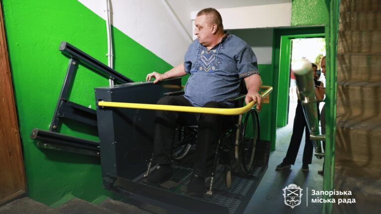 У Запоріжжі облаштували перші безбар’єрні входи до багатоповерхівок
