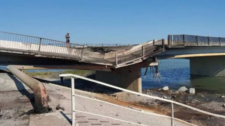 На окупованій Херсонщині росіяни засипають пошкоджені мости будівельним сміттям