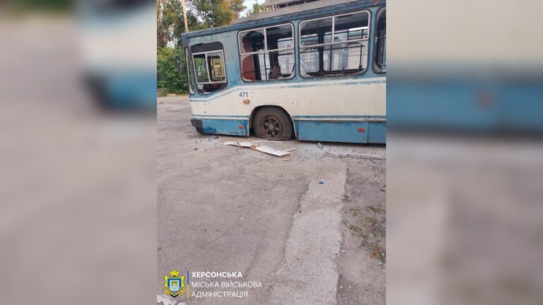 Після атаки дронів у Херсоні знеструмлена тролейбусна мережа