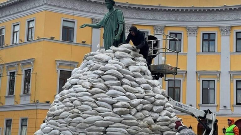 В Одесі пропонують прибрати мішки з піском із частини пам’ятників