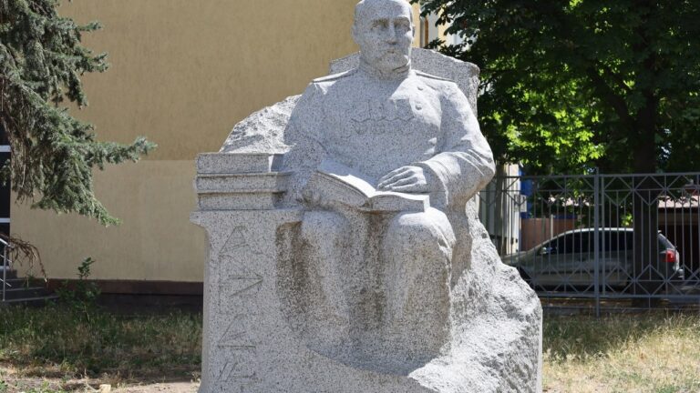 У Миколаєві триває встановлення пам’ятника Миколі Аркасу