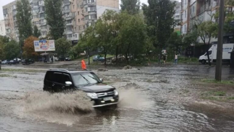 Потужна злива затопила Одесу: перекриті вулиці та зупинено частину транспорту