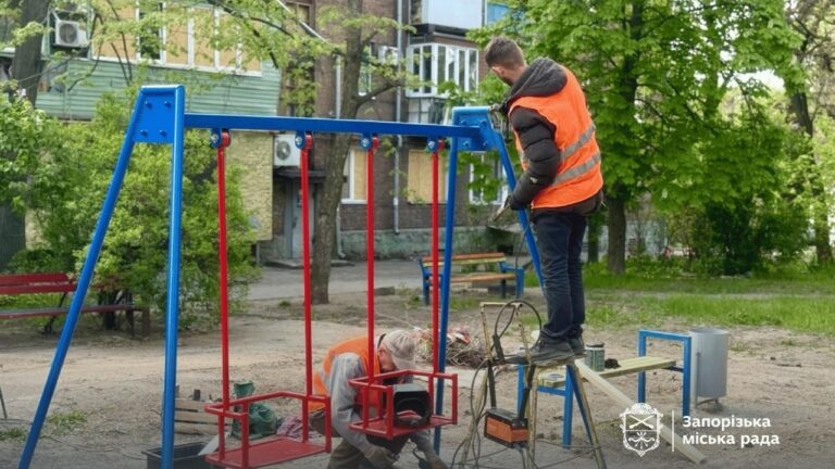 У старій частині Запоріжжя відновили пошкоджений обстрілом дитячий майданчик