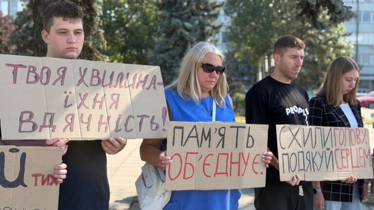 “Зупинись. Вшануй”: у Запоріжжі вже два місяці вшановують пам’ять загиблих