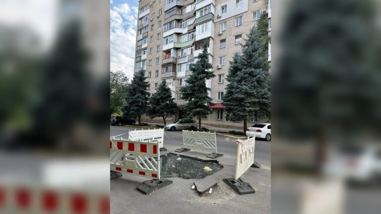 У центрі Миколаєва два місяці не ліквідовують яму з нечистотами на дорозі