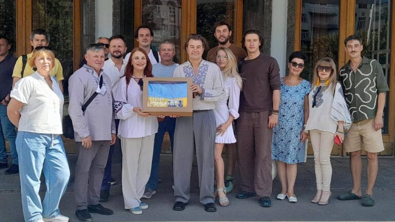 Херсонській громаді передали точну копію історичного Прапора Незалежності України