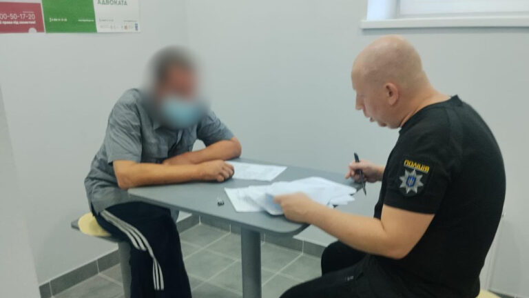 На Одещині раніше судимий чоловік побив і намагався зґвалтувати 84-річну пенсіонерку
