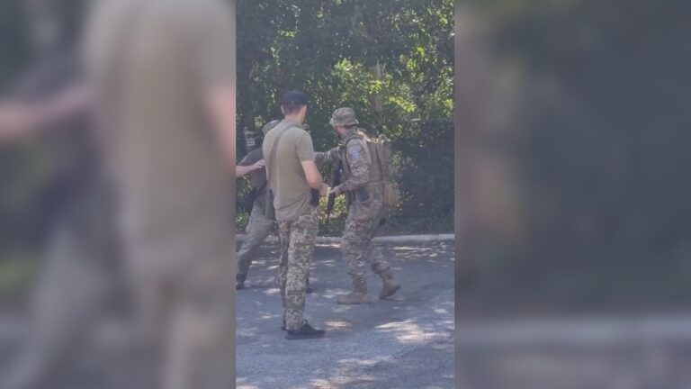 В Одесі помітили агресивного озброєного чоловіка з шевроном РДК