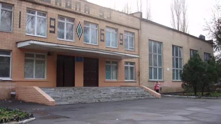 В Одесі вчителька випала з вікна школи, миючи його за власною ініціативою