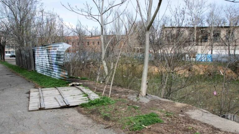 У Миколаєві хочуть засипати котлован у сквері “Адміралтейський” ґрунтом з будівництва укриттів