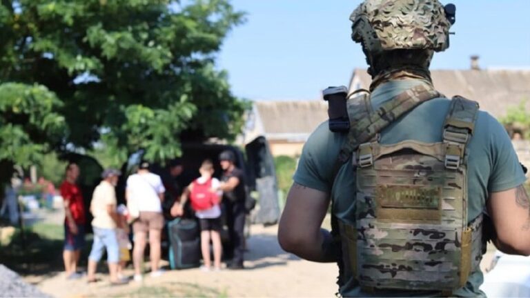 З Херсонщини за тиждень евакуювали 74 жителів: поліція назвала результати роботи