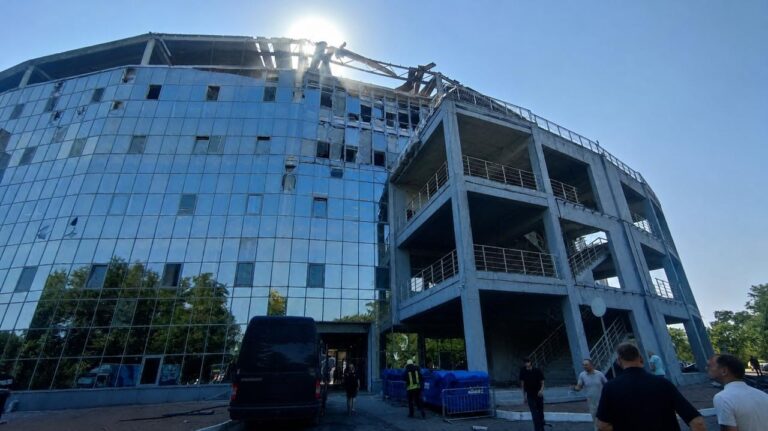 У Одесі пролунали вибухи: повідомляють про удар по стадіону “Чорноморець”