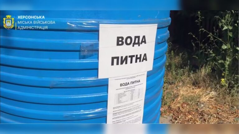 У Херсоні через перебої з водою працюють пункти видачі питної води